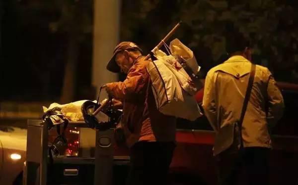 含著淚看完的！一位拾荒老人，溫暖了整個(gè)人間