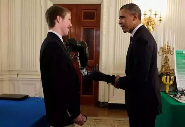 19歲少年發(fā)明了用意念控制手臂，震驚世界！