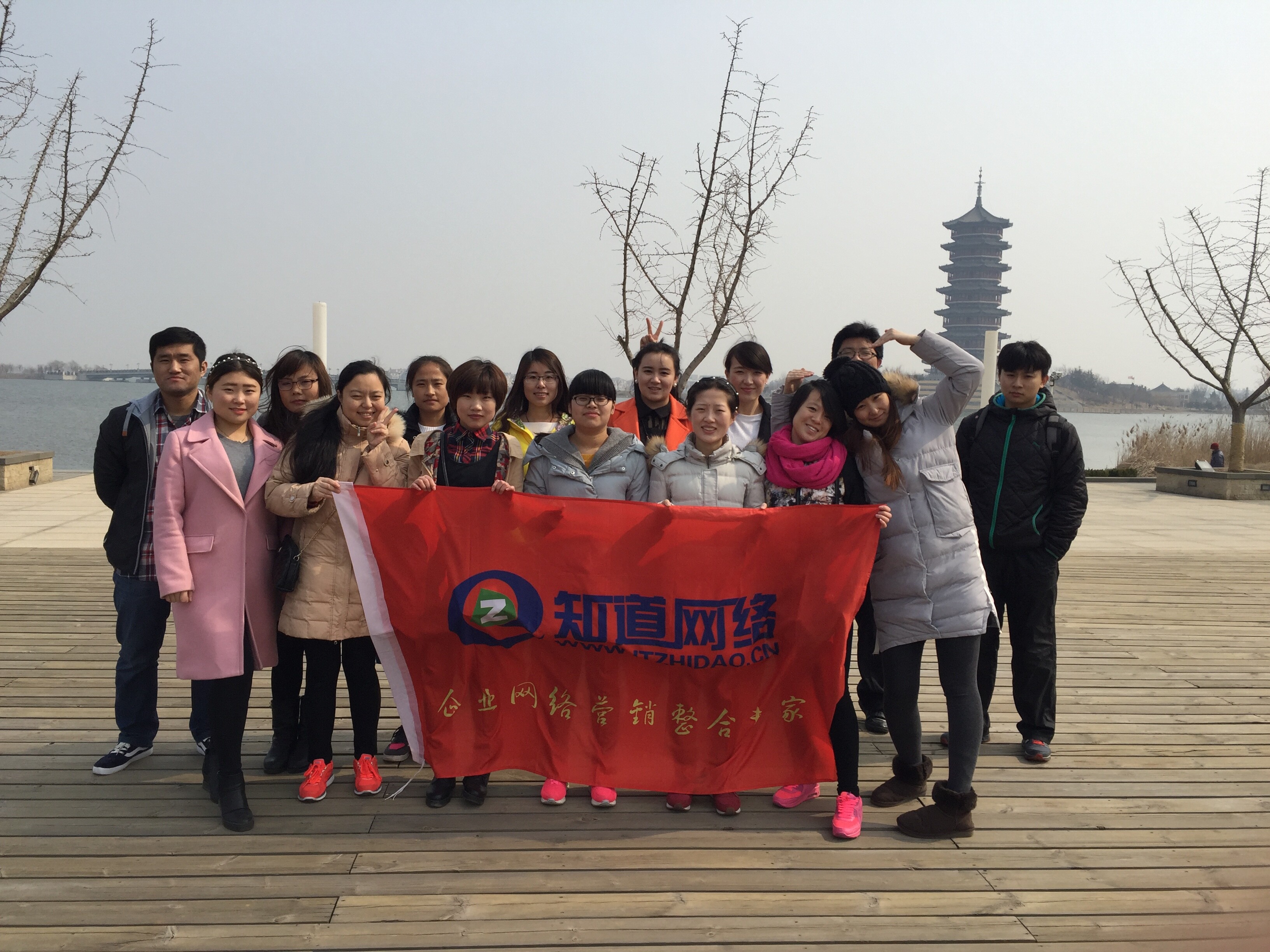 陽春三月，草長鶯飛，我們一起去摘草莓吧！